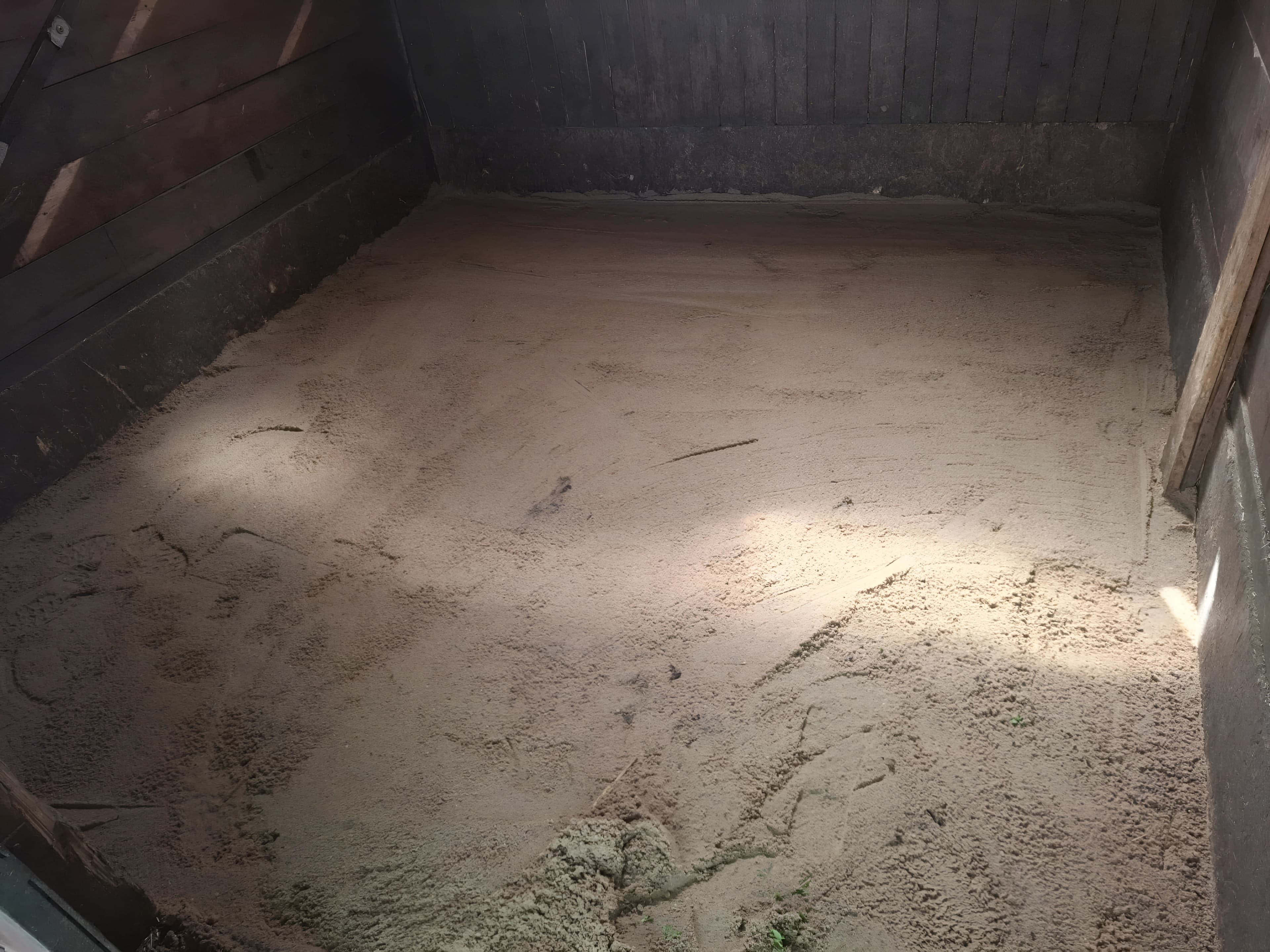 Zhutněný štěrkový podklad připravený pod desky, palety desek na ploše